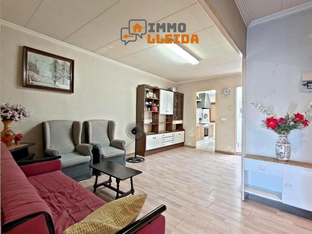Casa en venta en Castellserà. Casa con múltiples posibilidades en Castellserà Vivienda de 130 m2 útiles con localgaraje de 60 m2. Casas.