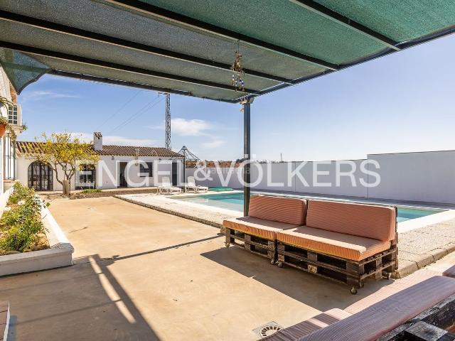 Casa en venta en Castilleja del Campo. Chalet independiente con casa de invitados y piscina privada. Casas Castilleja del.