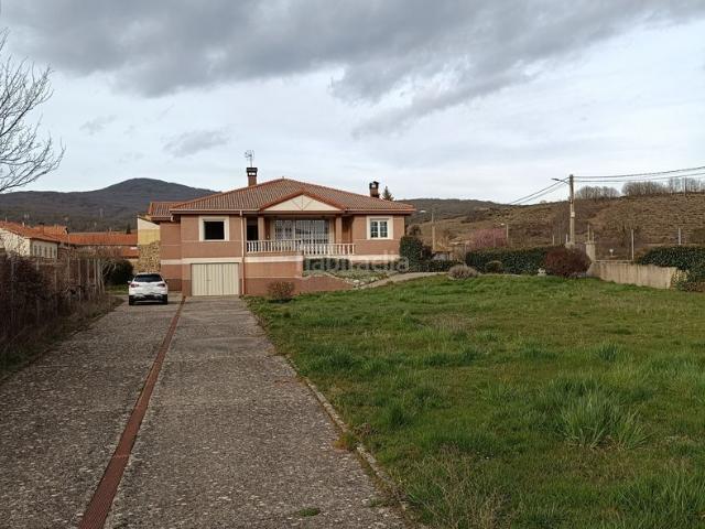 Casa en venta en Aguilar de Campoo. En la pintoresca localidad de Villavega de Aguilar, se encuentra esta impresionante casa independiente en venta que te está espera. Casas Aguilar de.