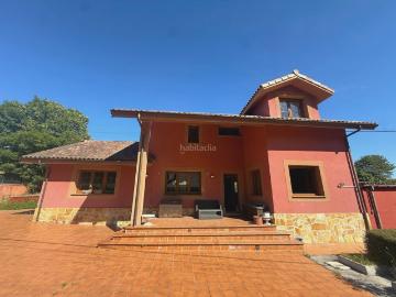 Casa en venta en Castrillón, Pillarno. Chalet independiente con finca y piscina en Castrillón. Casas.