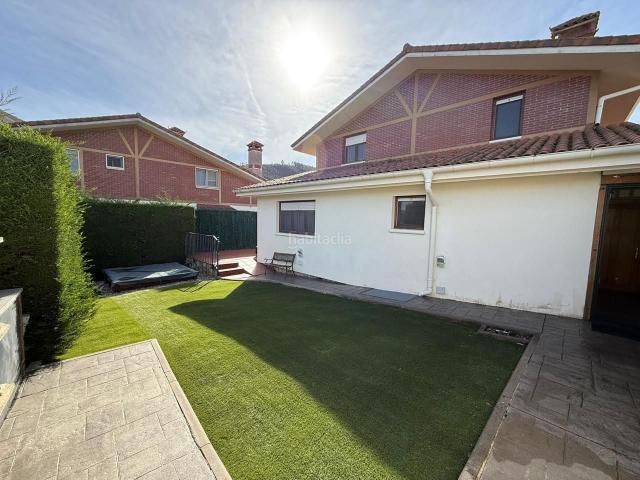 Casa en venta en Castro Urdiales, Mioño Santullán. MAGNÍFICO CHALET INDIVIDUAL COMPLETO EN LUSA. Casas Castro.