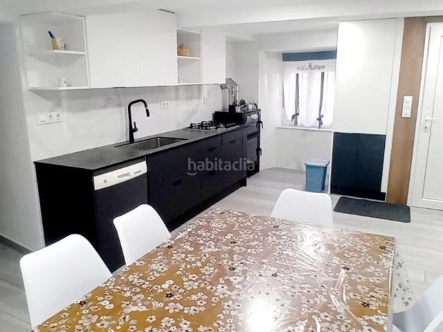 Casa en venta en Castropol. Casa de 242 m2 con terraza y vistas a la ría del Eo en Figueras. Casas.