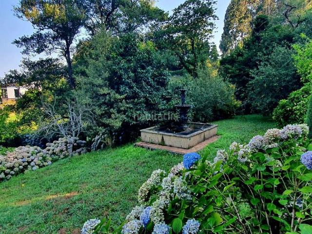 Casa en venta en Castropol. Encantadora casa de piedra reformada con jardín y 4 dormitorios en suites en Lantoira Castropol. Casas.