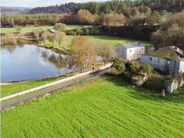 Casa en venta en Castroverde. Finca rústica con lago privado. Casas.