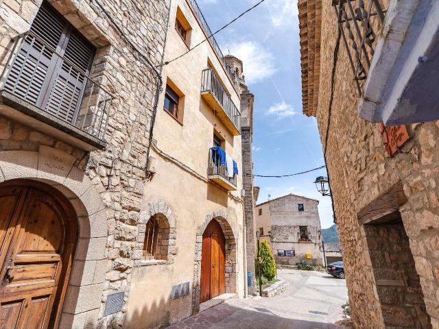 Casa adosada en venta en Capafonts. Encanto rural con licencia turística activa en el corazón de Capafonts. Casas adosadas.