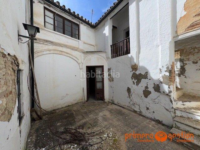 Casa en venta en Carmona. Amplia casa en la zona del Casco Antiguo de Carmona, tan sólo un minuto de la puerta Sevilla. Cuenta con 150 m2 de superficie y 12. Casas.