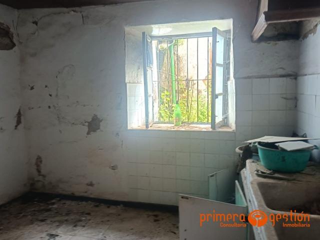 Casa en venta en Carmona. La vivienda cuenta con 194 m de superficie y 270 m construidos, lo que ofrece un sinfín de posibilidades de reforma y distribución. Casas.