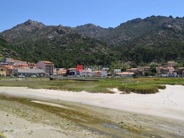 Casa en venta en Carnota. Se vende espectacular casa unifamiliar con excelentes vistas al Monte Pindo, en Carnota. Casas.