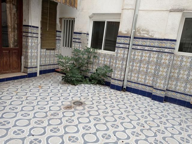 Casa en venta en Carolina La. SE VENDE CASA DE DOS PLANTAS PARA REFORMAR EN ZONA CENTRO DE LA CAROLINA. Casas Carolina.