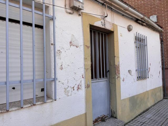 Casa en venta en Carbajosa de la Sagrada. Hapax Real Estate pone a la venta en Carbajosa de la Sagrada dos casas de planta baja con cochera y con vistas a 2 calles. Con una. Casas Carbajosa de la.