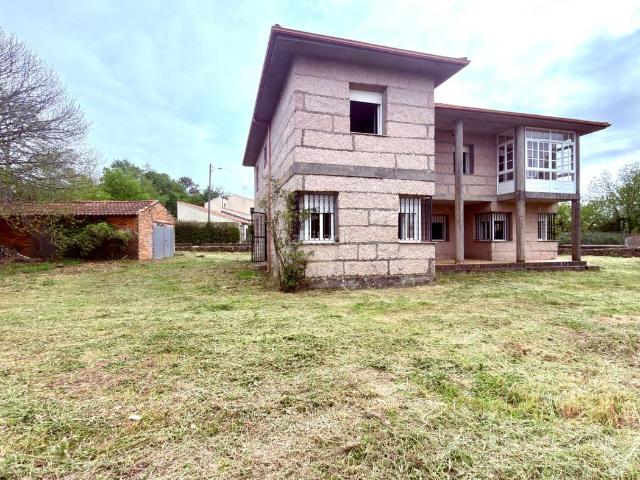 Casa en venta en Carballedo. SE VENDE CASA DE PIEDRA CON FINCA EN A BARRELA CON 5 HABITACIONES Y FANTASTICO TERRENO. Casas.