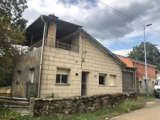 Casa en venta en Carballiño O. CASA PARA REFORMAR CON 1500m2 DE FINCA URBANIZABLE. Casas Carballiño.