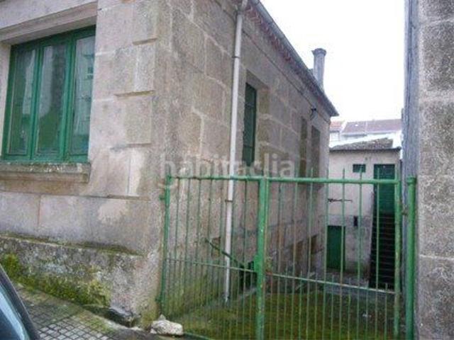 Casa en venta en Carballiño O. SE VENDE CASA PRINCIPAL Y DE INVITADOS EN PARCELA CERRADA DE 240M. Casas Carballiño.