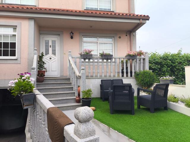 Casa en venta en Carballo. Amplia y Moderna Casa con Jardín y Barbacoa en Ardaña. Casas.