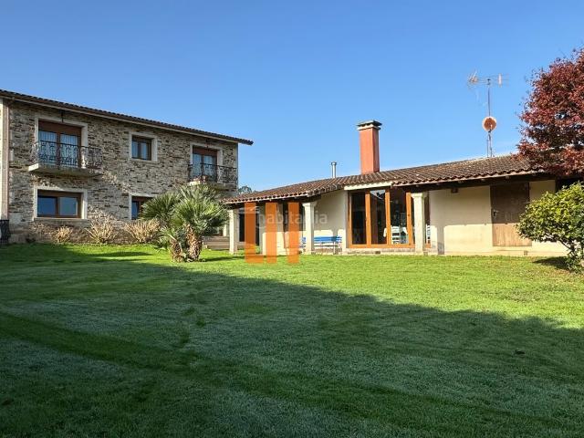 Casa en venta en Carballo. Casa independiente en Carballo sobre parcela de 2432m². Casas.