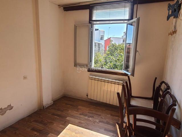Casa en venta en Carballo. Casa situada en el centro del pueblo con jardin. Casas.