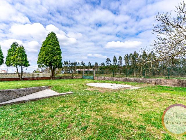 Casa en venta en Carballo. Casa para ENTRAR a VIVIR con 3.843m2 de TERRENO a tan solo 5,4 km de Carballo A Coruña!. Casas.