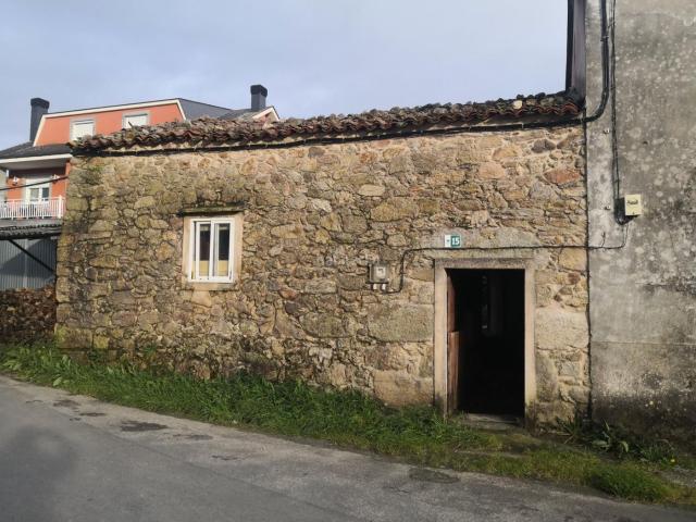 Casa en venta en Carballo. Casa para restaurar en la zona de Noicela. Casas.