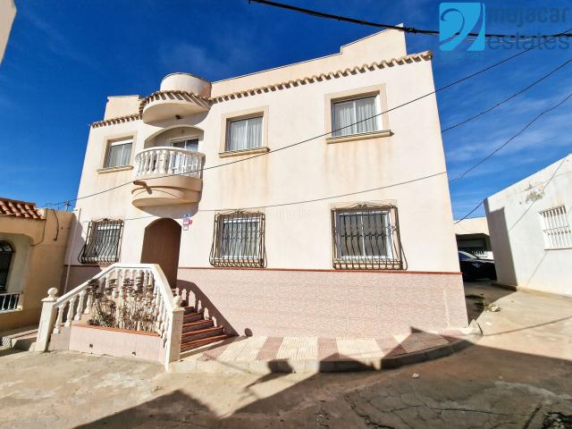 Casa en venta en Carboneras. Espaciosa propiedad de 6 dormitorios con solarium y preciosas vistas en Llano de Don Antonio, Carboneras en Almería. Casas.