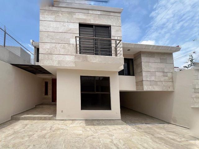 Casa en venta en Carretas. 4 recámaras | Estudio | Área TV | Sala con bar | Jard