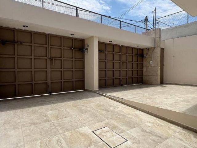 Casa en venta en Carretas. 4 recámaras | Estudio | Área TV | Sala con bar | Jardín