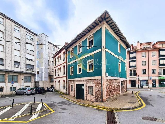 Casa en venta en Carreño. Edificio en venta en Candás, a 100 metros de la playa. Casas.