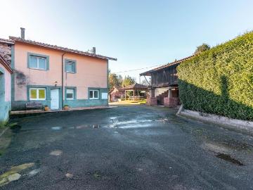 Casa en venta en Carreño. Vive o invierte en Asturias casa con finca, piscina y ubicación estratégica. Casas.