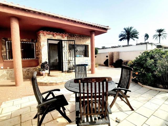Casa en venta en Cartagena, Los Urrutias. Espacioso bungalow con 3 dormitorios, 1 baño, en una gran parcela en Los Urrutias. Entrada privada y entrada de vehículos. Espacio. Casas.