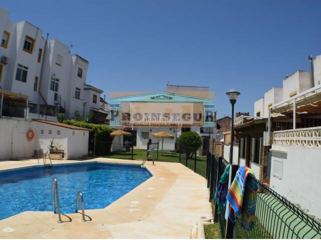 Casa en venta en Cártama, Cártama pueblo. Amplia vivienda de 3 dormitorios con piscina, jardines y placas solares. Casas.