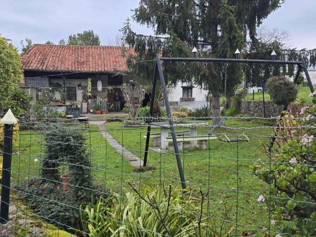 Casa en venta en Cartes. Casa típica montañesa con gran finca urbana en Cartes. Casas.