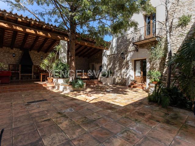 Casa en venta en Catllar El. Villa campestre de lujo con piscina privada y vistas panorámicas. Casas Catllar.