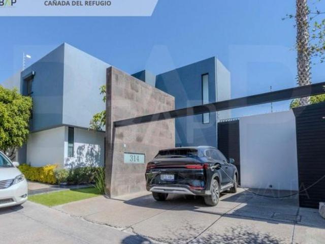 Casa en venta en cañada del Refugio, 3 habitaciones y alberca para disfrutar en familia