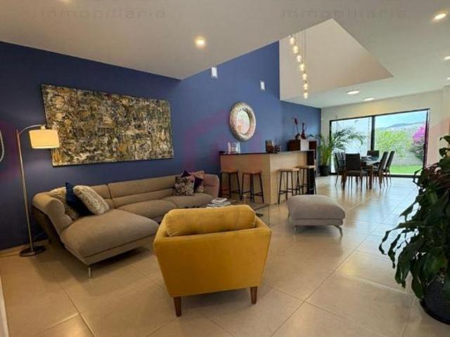Casa en Venta en Cañadas del Arroyo | 3 Recámaras y una en planta baja | cerca del nuevo Costco