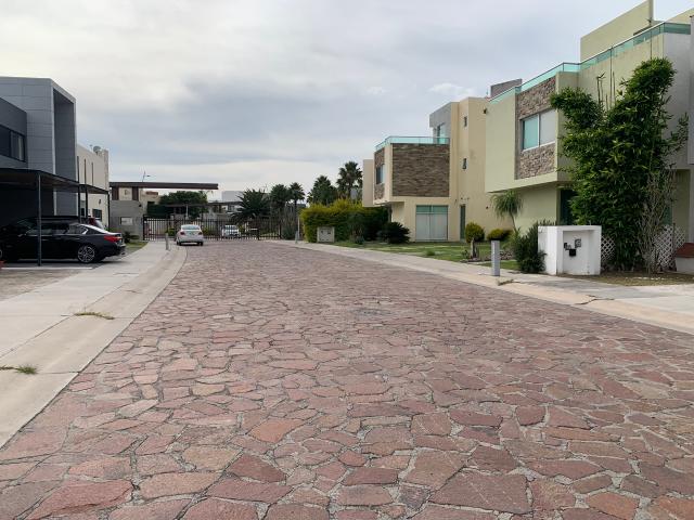 CASA EN VENTA EN CAÑADAS DEL LAGO