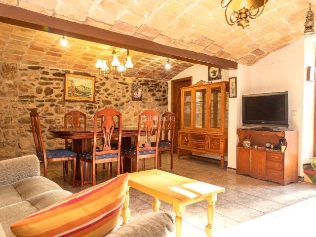Casa en venta en Celrà. PRECIOSA CASA A 10 MINUTOS DE GIRONA CON JARDIN DE 250 MTS. Casas.