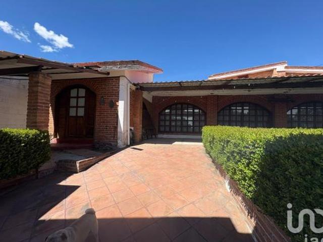 CASA EN VENTA EN CENTRO DE ZEMPOALA. HGO