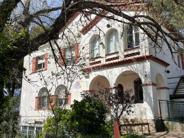 Casa en venta en Cerdanyola del Vallès, Canaletes Turonet. Casa en venta en Cerdanyola del Vallès con 7 habitaciones y jardín, a reformar, Barcelona. Casas Cerdanyola del.