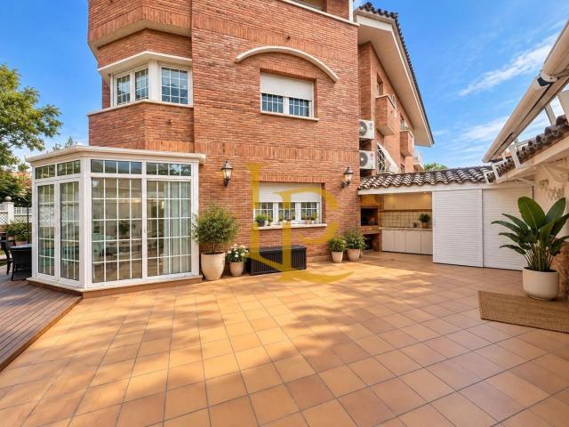 Casa en venta en Cerdanyola del Vallès, Martinica Ateneu. EXCLUSIVA CASA CON JARDÍN, PISCINA Y GARAJE EN VENTA EN CERDANYOLA DEL VALLÈS. Casas Cerdanyola del.