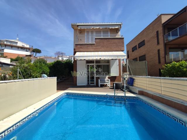 Casa en venta en Cerdanyola del Vallès, Martinica Ateneu. Espectacular casa con piscina. Casas Cerdanyola del.