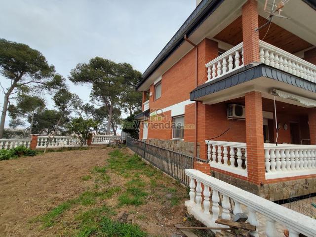 Casa en venta en Cerdanyola del Vallès, Montflorit. Preciosa casa con jardín. Casas Cerdanyola del.