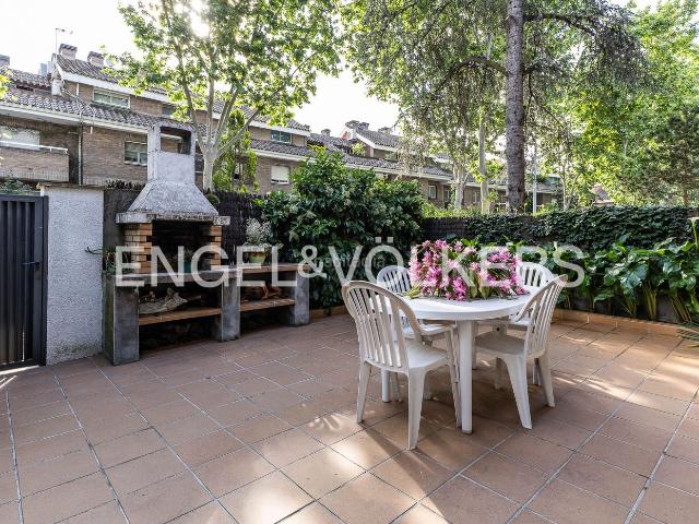 Casa adosada en venta en Cerdanyola del Vallès, Sant Ramón. Amplia adosada con vistas a Collserola en Els Jardins. Casas adosadas Cerdanyola del.