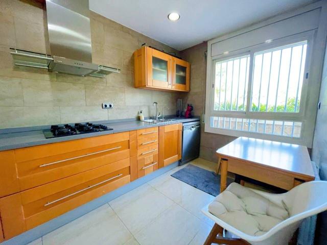 Casa en venta en Cerdanyola del Vallès, Serraparera. CASA ADOSADA EN SERRAPARERA CON PISCINA Y GARAJE. Casas Cerdanyola del.