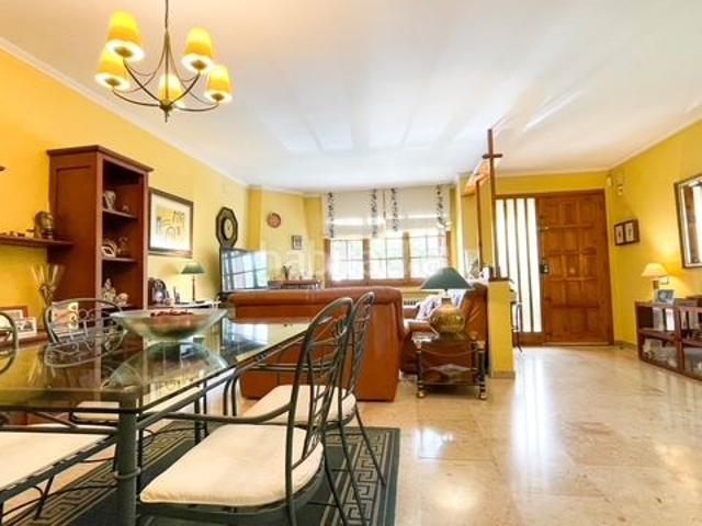 Casa en venta en Cerdanyola del Vallès, Serraparera. CASA SEMI ESQUINERA. Casas Cerdanyola del.