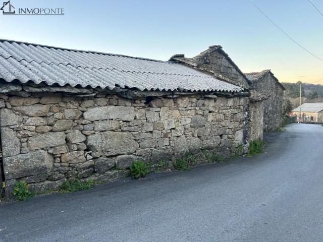 Casa en venta en Cerdedo. Conjunto de 2 Casas para Reformar con Terreno en Lugar Meilide, Cerdedo Oportunidad con encanto rural en plena naturaleza gallega. Casas.