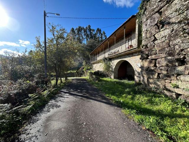 Casa en venta en Cerdedo. Se vende casa con gran terreno en Limeres Cerdedo Casa amplia y luminosa ubicada en una zona muy tranquila y soleada, ideal para q. Casas.