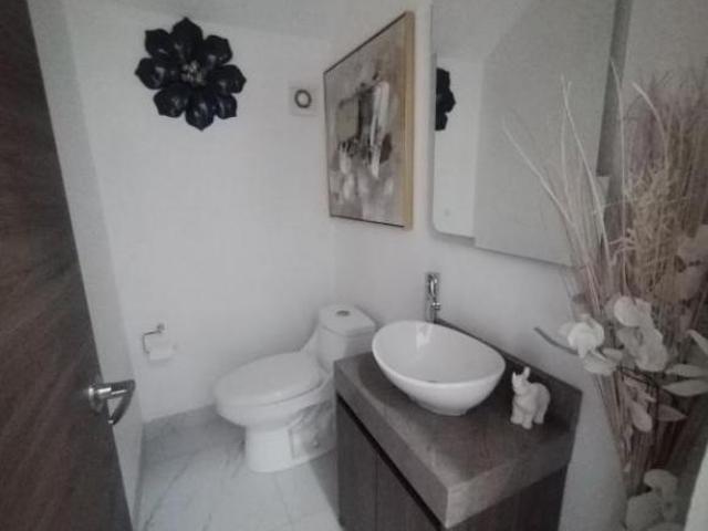Casa en venta en cerrada con amenidades como alberca y asadores