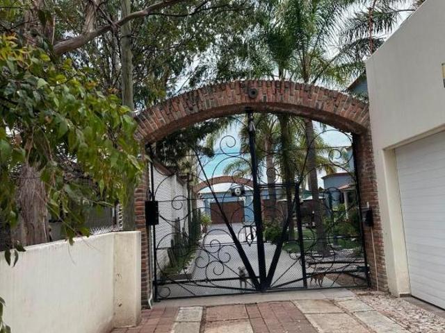 CASA EN VENTA EN CERRADA LOS OLIVOS, CAMINO A SAN IGNACIO AGUASCALIENTES, SUP. 2011 M2