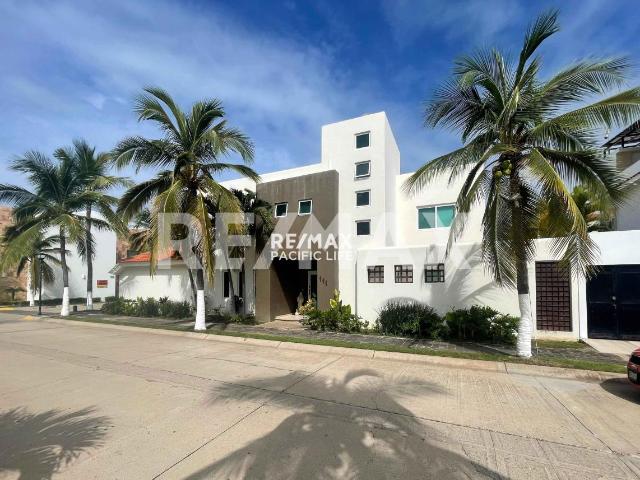CASA EN VENTA EN CERRITOS RESORT