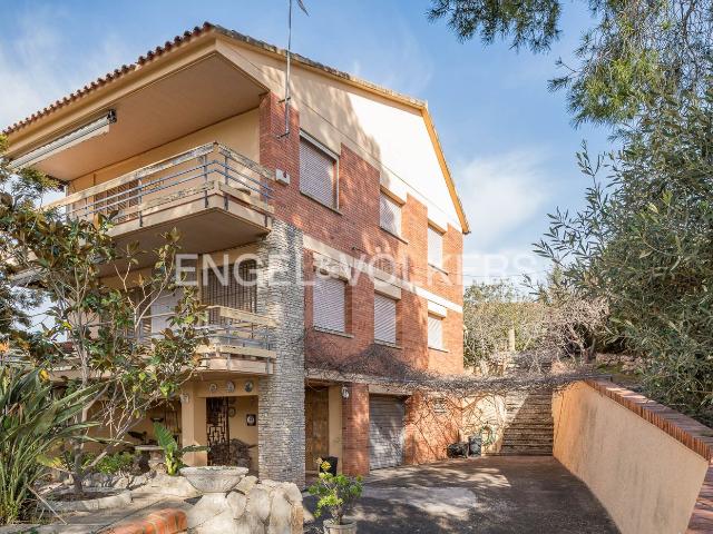 Casa en venta en Cervelló. Casa en Cervelló con piscina y vistas panorámicas muy cerca de Barcelona. Casas.