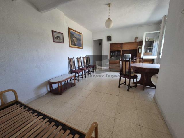 Casa en venta en Cervera. Casa de 266 m² con garaje, terraza y huerto en La Prenyanosa, cerca de Cervera y Guissona. Casas.